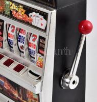 Slot machine működő kis méretű félkarú rabló nyerőgép zsetonnal.- 39 cm