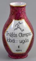 Hollóházi porcelán márványmintás mini váza, kézzel írt Tréfás Olimpia labdarúgás I. 1971. felirattal, hibátlan, m: 11 cm