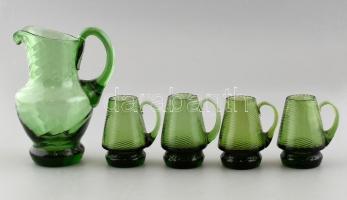 Zöld üveg kancsó 4 pohárral. Formába öntött, anyagában színezett, hibátlan. Kancsó: 14 cm