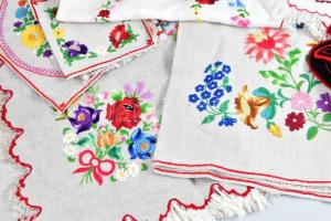 Kalocsai mintás hímzett terítők, alátétek, díszek, vegyes méretben