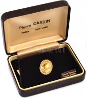 Pierre Cardin aranyozott, köves bross, eredeti díszdobozában, 2x1,5 cm
