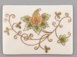 Zsolnay Barocco porcelán lapocska / plakett, kézzel festett, jelzés nélkül, eredeti dobozában, leírással, 4×5,5 cm