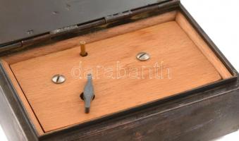Iparművész réz zenélő doboz fa betéttel és plasztikus kagyló díszítéssel, zenélő gépezet nem működik...
