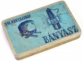 1958 VIII. Bányásznap Bányász cigaretta fémdoboz, Lágymányosi Dohánygyár Budapest, kopottas állapotban, 11x7 cm