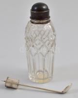 Régi parfümös üveg, jelzett ezüst (Ag) szerelékkel, kupakkal és kanállal, néhány apró csorbával és kopásnyommal, m: 11 cm