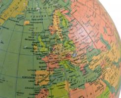 Räthgloben politikai földgömb. Néhány kisebb hullámosodással M: 29 cm