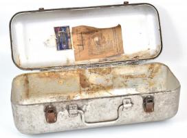 cca 1950-60 Retro fém mentőláda tartalom nélkül, kopott, kissé rozsdás, fedele nehezen zárul, 16x16x...