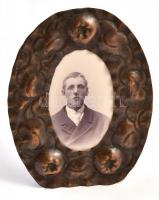 Régi, XX. sz. eleji réz képkeret támasztóval, kopásnyomokkal, benne fiatal férfi portréja, 11x8,5 cm