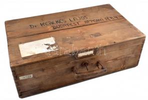 Nagy méretű fa koffer, kulccsal. dr. Kerekes Lajos főszerkesztő címkéjével. 36x60x20 cm