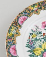 Kínai porcelán tányér, kézzel festett, jelzett, kis kopásnyomokkal, d: 23 cm