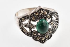 Ezüst(Ag) gyűrű, zöld kővel, markazittal, jelzés nélkül, méret: 63, bruttó: 4,37 g