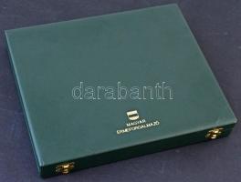 Műbőr borítású éremtartó doboz 12db 50x50mm férőhellyel, szép állapotban