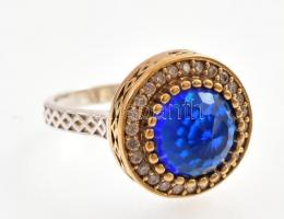 Ezüst(Ag) gyűrű, kék kővel, jelzett, méret: 58, bruttó: 5,77 g