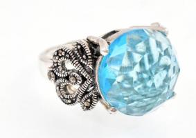 Ezüst(Ag) gyűrű, csiszolt kék kővel, jelzett, méret: 59, bruttó: 10,34 g