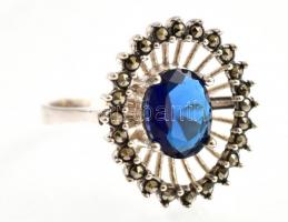 Ezüst(Ag) ovális gyűrű, kék kővel, jelzett, méret: 55, bruttó: 3,62 g