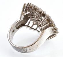 Ezüst(Ag) kerek, virágos gyűrű, kövekkel gazdagon kirakva, jelzett, méret: 54, bruttó: 10,10 g