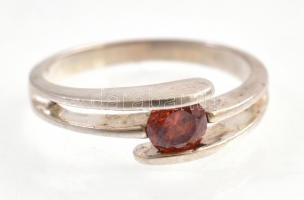 Ezüst(Ag) gyűrű, piros kővel, jelzett, méret: 56, bruttó: 2,9 g