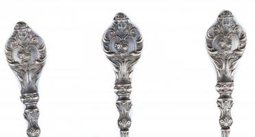 6 db ezüsz (Ag) kiskanál, jelzett, apró kopásnyomokkal, díszdobozban, h: 11 cm