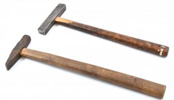Üveges és kisméretű kalapács fém fejjel, fa nyéllel, kopásnyomokkal, h: 24 és 27,5 cm