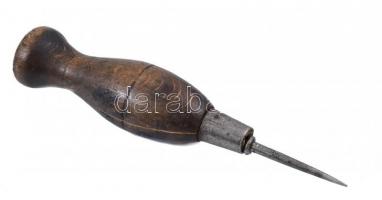 Suszter kalapács fém fejjel, fa nyéllel, kopásnyomokkal, h: 33 cm + 4 db egyéb kisebb méretű bőrös-c...