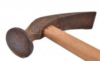 Suszter kalapács fém fejjel, fa nyéllel, kopásnyomokkal, h: 33 cm + 4 db egyéb kisebb méretű bőrös-c...