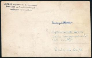 1945 A hazahozott Szent Jobb fotólap. Sérült. 14x9 cm