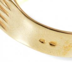 14K arany (Au) pecsétgyűrű magyar címerrel, jelzett, méret: 68, nettó: 5,6 g, kissé sérült díszdoboz...