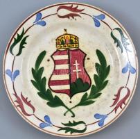 Antik Hollóházi magyar címeres fajansz dísz tányér. Kézzel festett, jelzett, apró lepattanásokkal. d: 18 cm