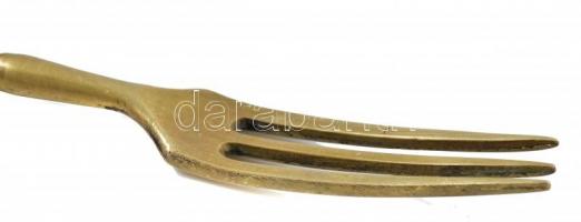 Ezüst (Ag) nyelű réz villa, jelzett, kopásnyomokkal, apró horpadásokkal, bruttó 15,8 g, h: 15,5 cm