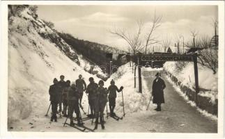 Budapest XII. Farkasvölgy, Ördögorom csárda bejárata télen, síelők. Hátoldalon reklám (EK)