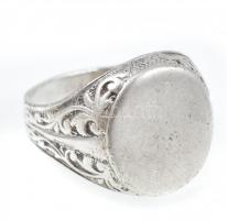 Ezüst (Ag) férfi pecsétgyűrű, jelzett, apró kopásnyomokkal, 5,6 g, m: 60