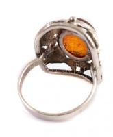 Ezüst (Ag) gyűrű halacskás díszítéssel, borostyán kővel 4,91 g m: 54