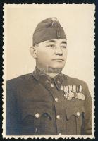 Katona kitüntetésekkel, fotó, 9×6 cm
