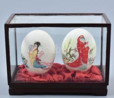 Kézzel festett kínai tojások XX. sz. közepe. üveg tárlóban (üvegen repedés) 12x9x6 cm / Hand painted chinese eggs