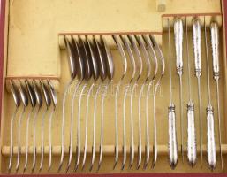 Szovjet ezüstözött alpakka evőeszköz készlet, 6 személyes, jelzettek, hiányos, tartódobozban, 35x33x...