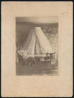 cca 1900 Baldachinos ágy, kartonra kasírozott fotó, 12×9 cm