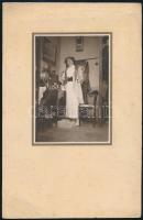 cca 1900 Szobarészlet hölggyel, kartonra kasírozott fotó, 11,5×8 cm