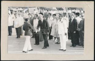 cca 1970-80 Kádár János, az MSZMP főtitkára magas rangú ázsiai (Fülöp-szigeteki?) diplomáciai-katonai személyek körében, 2 db fotó egy kartonra kasírozva, 12,5x20 cm