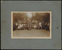 1914 Juniális, ünneplő társaság, kartonra kasírozott, feliratozott fotó Flöthmann Béla műterméből, 10×15 cm