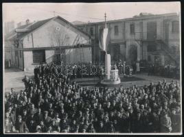 cca 1940 Ünnepség egy gyári országzászlónál Kassa és Kolozsvár táblákkal, fotó, 17×23 cm
