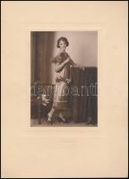 cca 1920 Hölgy egész alakos műtermi portréja, kartonra kasírozott fotó Mindszenty pozsonyi műterméből, 15×10,5 cm