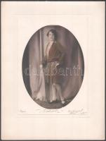 cca 1920 Hölgy egész alakos műtermi portréja, kartonra kasírozott, kézzel színezett fotó, aláírt, 20×15 cm