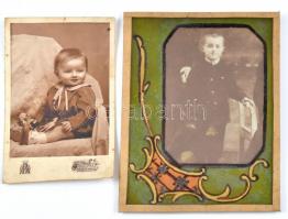 cca 1900-1910 2 db régi gyerekfotó, az egyik üvegezett, 13,5x8,5 cm és 16,5x12 cm