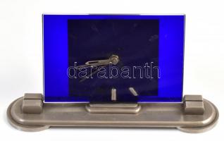 Króm talapzatú chelsea blue üveg lapú art deco stílusú asztali óra, nem működik, óra jelzések kettő kivételével hiányzik, kopásnyomokkal, h: 19 cm, m: 9,5 cm