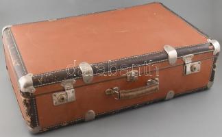 Nagyméretű, régi bőr bőrönd fém rátétekkel, működő zárral, kopottas, a belsején foltos, 64x42x18,5 cm