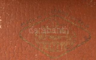 Nagyméretű, régi bőr bőrönd fém rátétekkel, működő zárral, kopottas, a belsején foltos, 64x42x18,5 c...