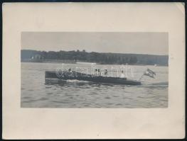 cca 1914-1920 K.u.k. matrózok motorcsónakkal a vízen, fotó, 9×12 cm