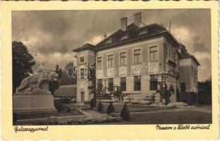 1940 Balassagyarmat, Múzeum a Hősök szobrával (EK)