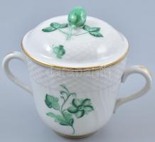 Herendi zöld virág mintás porcelán csésze két füllel, fedelén plasztikus díszítéssel, kézzel festett, jelzett, apró kopásnyomokkal, m: 9,5 cm, d: 8 cm