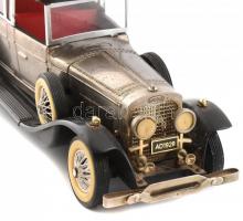 Érdekes autó formájú elemes rádió. Működik, elem nélkül. 26 cm